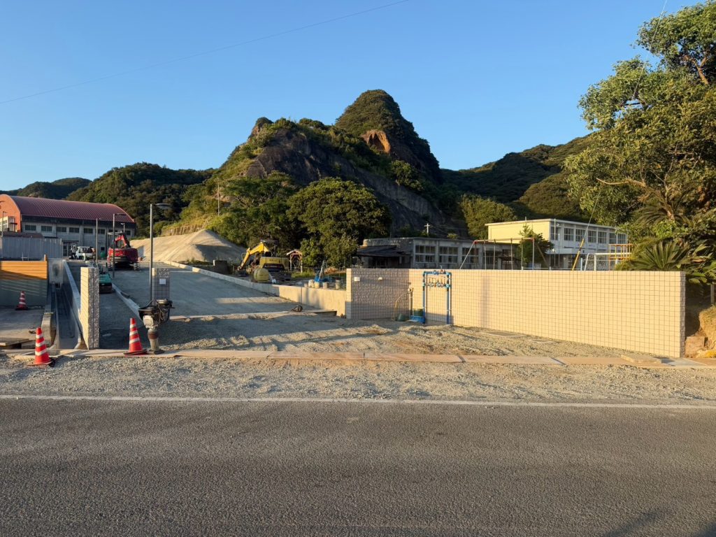 <img src="image.png" alt="種子島・茎南小学校の外構工事現場の全景。新学期に向けたアプローチ整備">