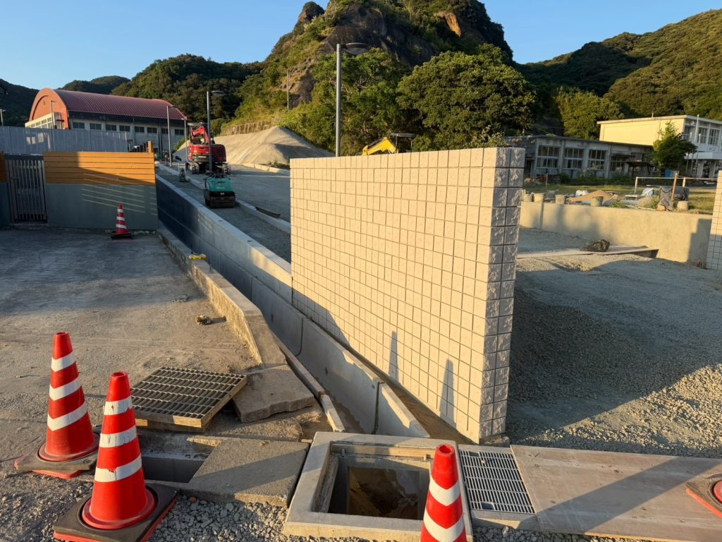 <img src="image_2.png" alt="茎南小学校の新しいブロック塀とコンクリート側溝の施工風景">