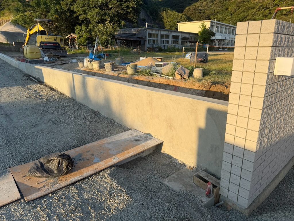 <img src="image_3.png" alt="R-tecが手掛ける、綺麗に仕上げられたコンクリート壁とブロックの門柱">