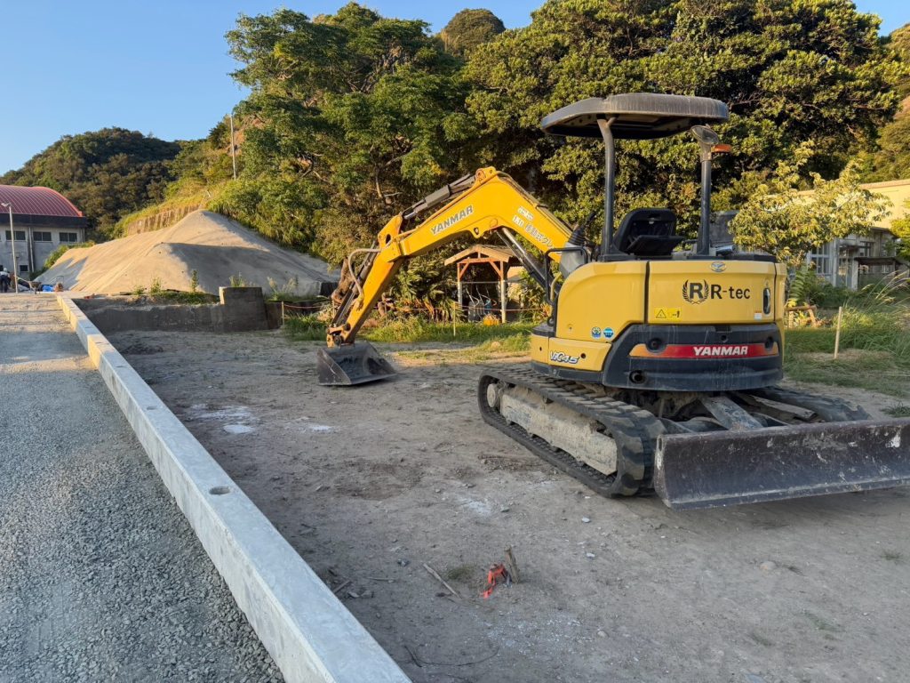 <img src="image_5.png" alt="種子島の土木工事現場で活躍するR-tec(アールテック)の小型ショベルカー">